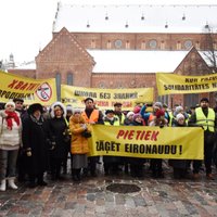 Foto: Krievu savienība protesta pasākumā sapulcē pāris simtus cilvēku