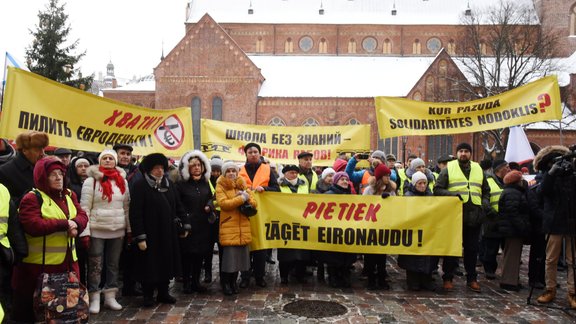 Krievu savienība protesta pasākumā sapulcē pāris simtus cilvēku - 24