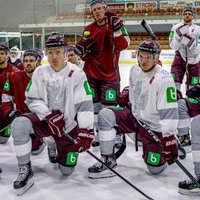 Foto: Latvijas hokeja izlase raibā sastāvā gatavojas turnīram Vācijā