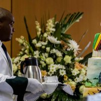 Zimbabves prezidents Mugabe ar vērienu atzīmē 93. dzimšanas dienu