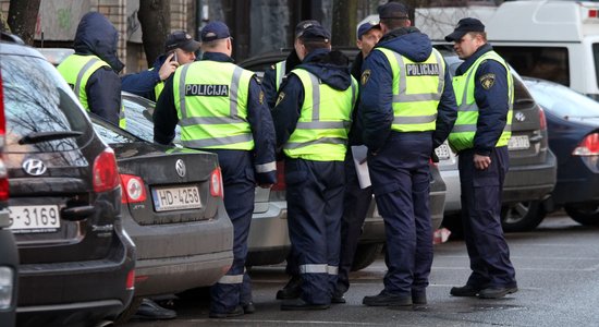 Латвия без фоторадаров: полицейские вернулись на дороги