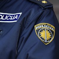 Reibumā un bez tiesībām pie stūres pieķerts šoferis cenšas piekukuļot policistu