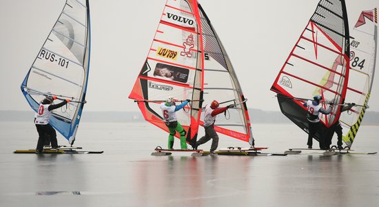 Foto: Siltie laika apstākļi netraucē Ķīšezerā aizvadīt Eiropas čempionātu ziemas vindsērfingā