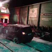 Dārziņos divi vilcieni sadūrušies ar automašīnu, slēgta dzelzceļa satiksme