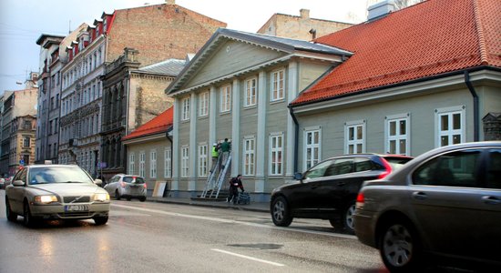 Lāčplēša ielas fēnikss: Nupat atjaunotā Rīgas lielākā vienstāva koka ēka degusi divreiz