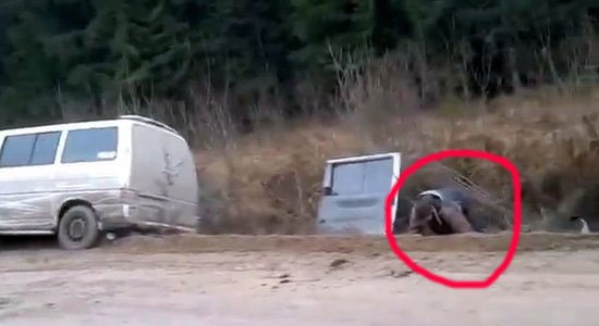 Video: No grāvī ieslīdējuša busiņa ārā veļas piedzērušies letiņi