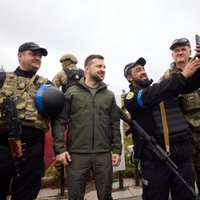 "Невозможно оккупировать украинский народ": Зеленский посетил освобожденный Изюм
