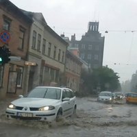 Video: Spēcīgas lietusgāzes Rīgas ielas pārvērš upēs