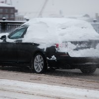 Номер - в снегу, на крыше сугроб. В Эстонии штрафы доходят до 2400 евро, а в Латвии?