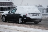 Номер - в снегу, на крыше сугроб. В Эстонии штрафы доходят до 2400 евро, а в Латвии?