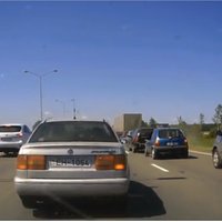 ВИДЕО: В пробке на Юрмальском шоссе появилось пять полос для движения