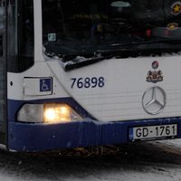 Rīgā autobuss uzbrauc zem tā pakritušai iereibušai sievietei