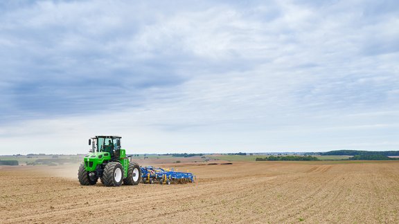 Auga Group bezizmešu traktors