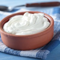 Kas jāņem vērā, lai nopirktu dabīgāko un veselīgāko jogurtu?