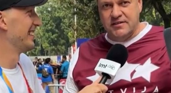 Video: Uz Latvijas izlases maču ieradies arī Lāčplēsis