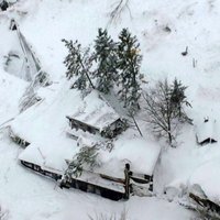 Спасатели нашли десять выживших в заваленном снегом отеле в Италии