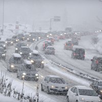 Foto: Francijas kalnos sniegputeņa dēļ iestrēgst tūkstošiem automašīnu