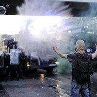 Protestos pret G20 Hamburgā ievainoti vismaz 76 policisti