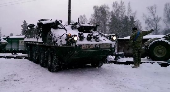 Video: Garkalnē ierodas ASV kājnieku kaujas mašīnas 'Stryker'