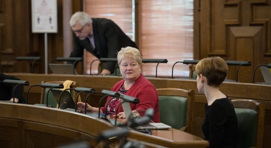 Emocionālu debašu pavadījumā nolemj samazināt krievu valodas TV kanālu pieejamību pamata pakā