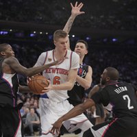 Porziņģa 27 punkti neglābj 'Knicks' no vēl viena dramatiska zaudējuma