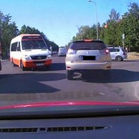 Aculiecinieka video: Pasažieru minibuss izraisa bīstamu situāciju Rīgā