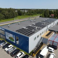 Instrumentu un tehnikas tirgotāja 'Stokker' centros enerģiju ražos saules paneļi