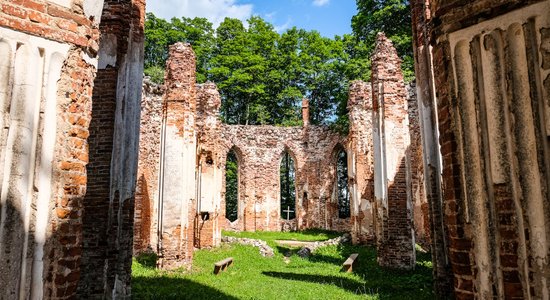 ФОТО. Утраченная слава. Руины Вецкалснавской церкви, где до сих пор проходят свадьбы