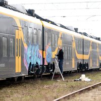 Foto: Ar grafiti apķēpāts viens jaunais elektrovilciens