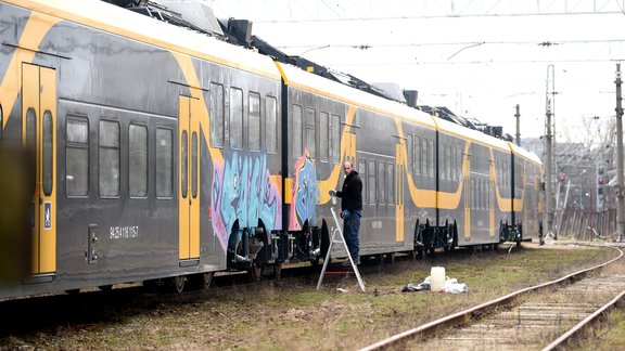 Ar grafiti apķēpāts jaunais elektrovilciens  - 3