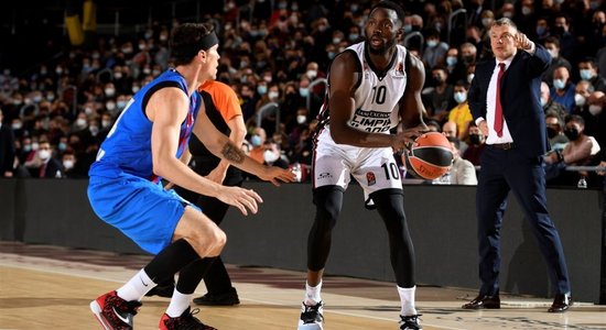 Šmits un 'Barcelona' grūtā cīņā zaudē Milānas basketbolistiem