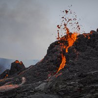 ВИДЕО. Страшно красиво: извержение вулкана в Исландии сняли с беспилотника