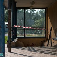 Pusaudži Jelgavā demolē autobusa pieturu