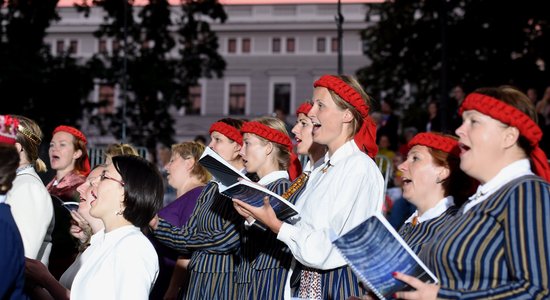 Foto: Bastejkalnu ar koru klasiku pieskandina Dziesmu un deju svētku ieskaņas koncerts