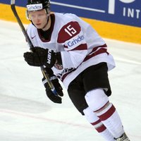 Latvijas hokeja izlasei pievienojas Ķēniņš; pieci spēlētāji no treniņnometnes atskaitīti