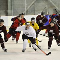 Foto: Latvijas hokejisti treniņos pirms Soču olimpiskajām spēlēm turpina liet sviedrus
