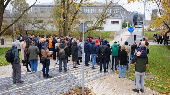 Foto: Akadēmisko un biznesa vidi vairs grāvis nešķirs – atklāj Kīleveina tiltiņu Foto: Akadēmisko un biznesa vidi vairs grāvis nešķirs – atklāj Kīleveina tiltiņu