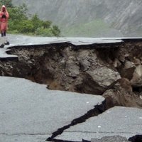 Plūdi Indijā aizskalo mājas un sagrauj tiltus