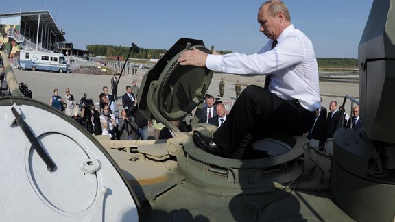 Putin in tank T-90C