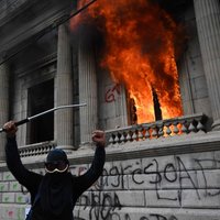 Gvatemalā protestētāji pret budžeta izdevumu samazināšanu aizdedzina parlamenta ēku