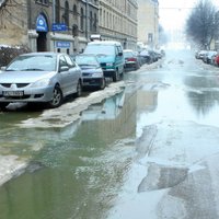 На улице Висвалжа крупная авария на теплотрассе (фото)