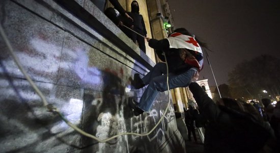 Foto un video: Gruzijā tūkstošiem cilvēku ceturto dienu turpina protestus