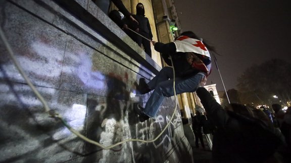 Protestētāju un policistu sadursmes Tbilisi 