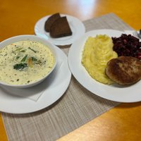 Секреты вкусных котлеток и ароматного супчика. Чем кормят в лучшей школьной столовой Латвии?