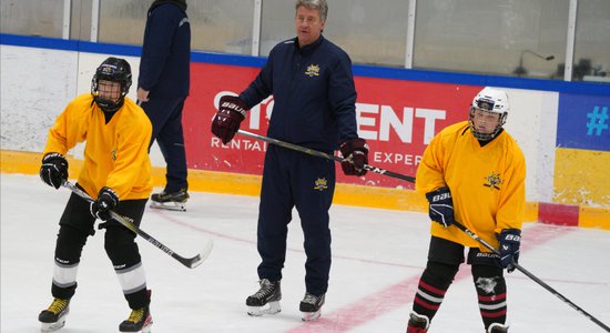 Foto: Vītoliņš ar Gudļevska un citu ekspertu palīdzību Rīgā trenē jaunos Latvijas hokejistus  