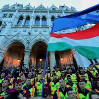 Foto: Ungārijā tūkstošiem cilvēku protestē pret universitātes slēgšanu
