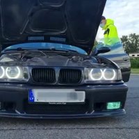 Foto: Policijas reidā vairākiem auto Rīgā atņemta tehniskā apskate par diodēm lukturos