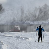 Foto: Uzvaras parkā darbu sākusi slēpošanas trase