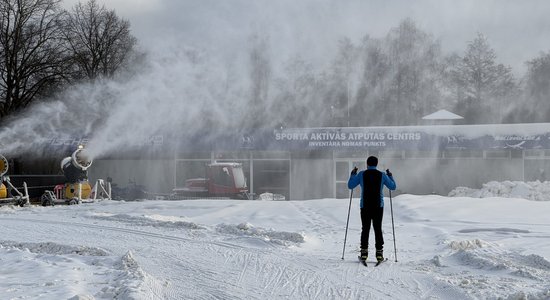 Foto: Uzvaras parkā darbu sākusi slēpošanas trase