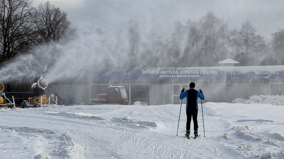 Foto: Uzvaras parkā darbu sākusi slēpošanas trase